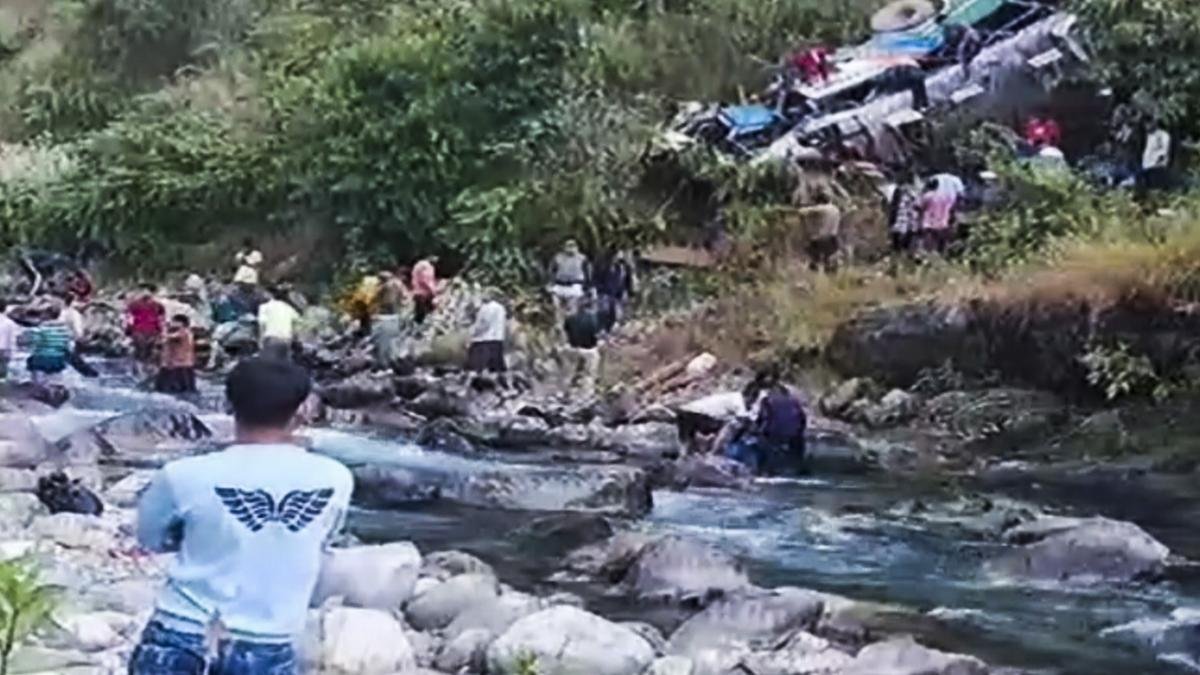 উত্তৰাখণ্ডত দ খাৱৈত বাগৰিল বাছ: ৩০ গৰাকী যাত্ৰীৰ মৃত্যু