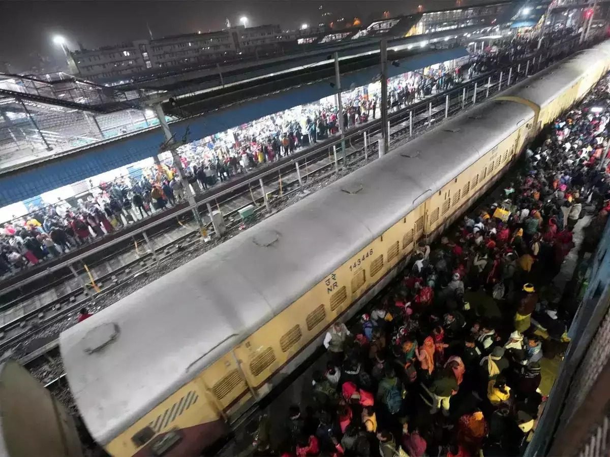 মহাকুম্ভলৈ যাবৰ বাবে আহিছিল ষ্টেচনলৈ, পদপিষ্ট হৈ ১৮ জনৰ মৃত্যু